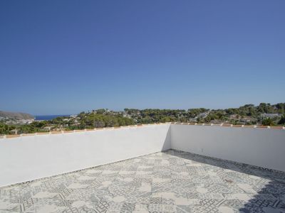 Villa de style méditerranéen à vendre à Moraira avec vues panoramiques sur la mer.