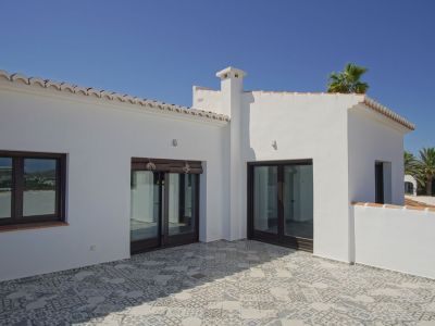 Villa de style méditerranéen à vendre à Moraira avec vues panoramiques sur la mer.