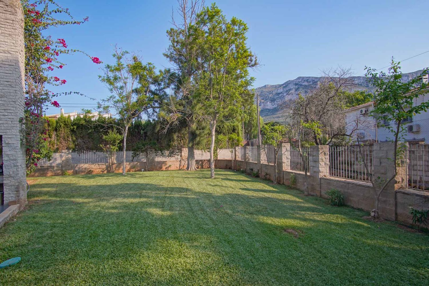 Villa de luxe à vendre à Dénia avec piscine privée et vue Montgó