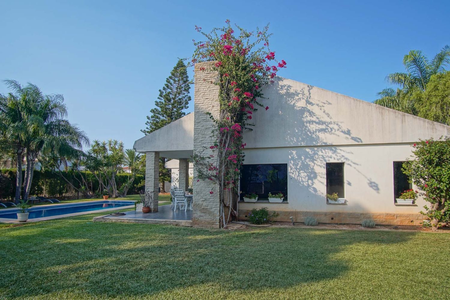 Villa de luxe à vendre à Dénia avec piscine privée et vue Montgó