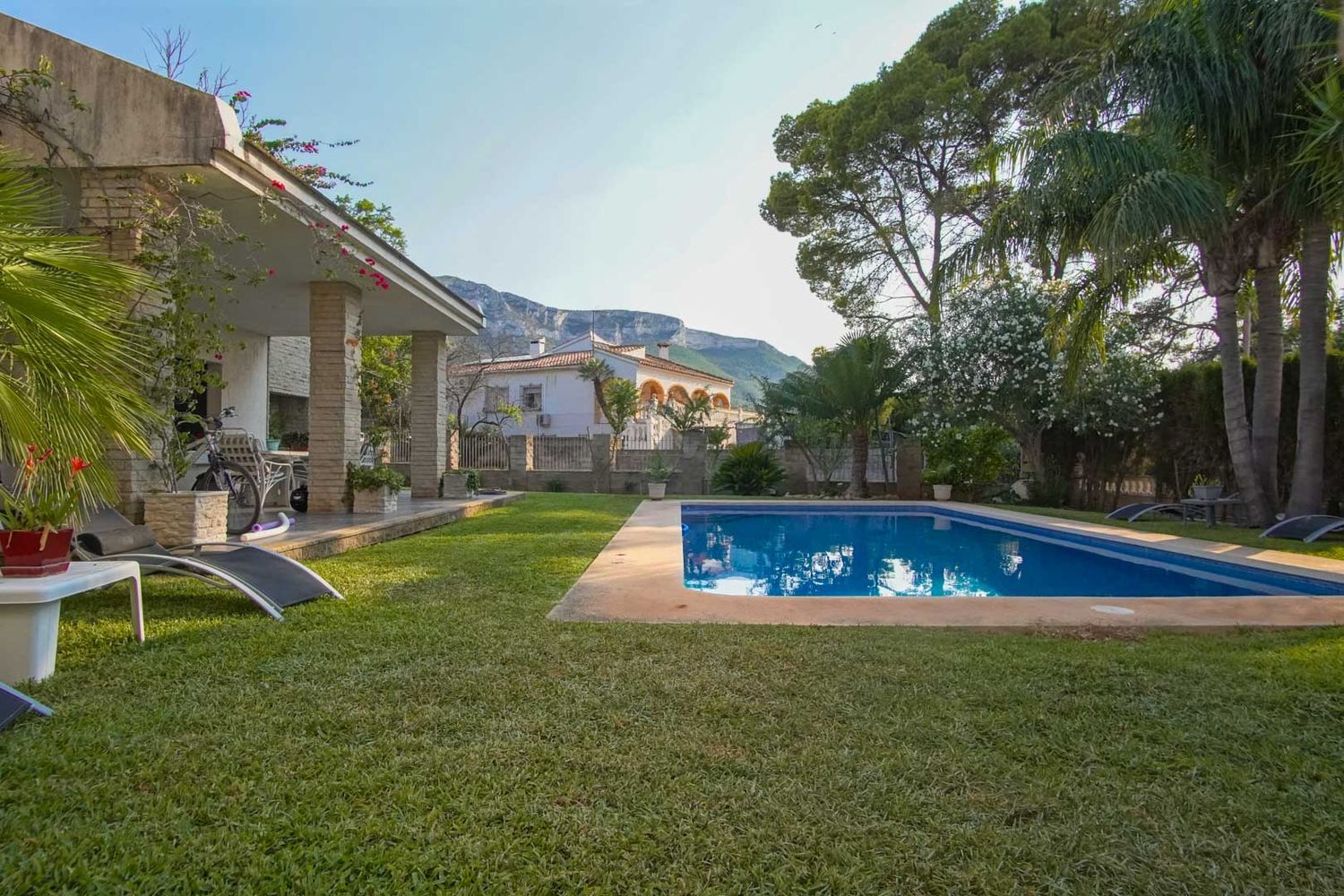 Villa de luxe à vendre à Dénia avec piscine privée et vue Montgó