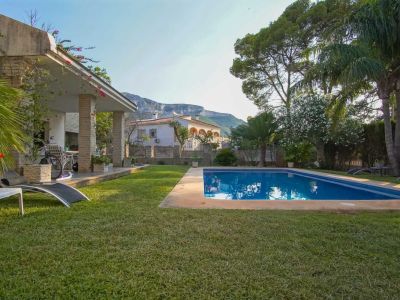 Villa de luxe à vendre à Dénia avec piscine privée et vue Montgó