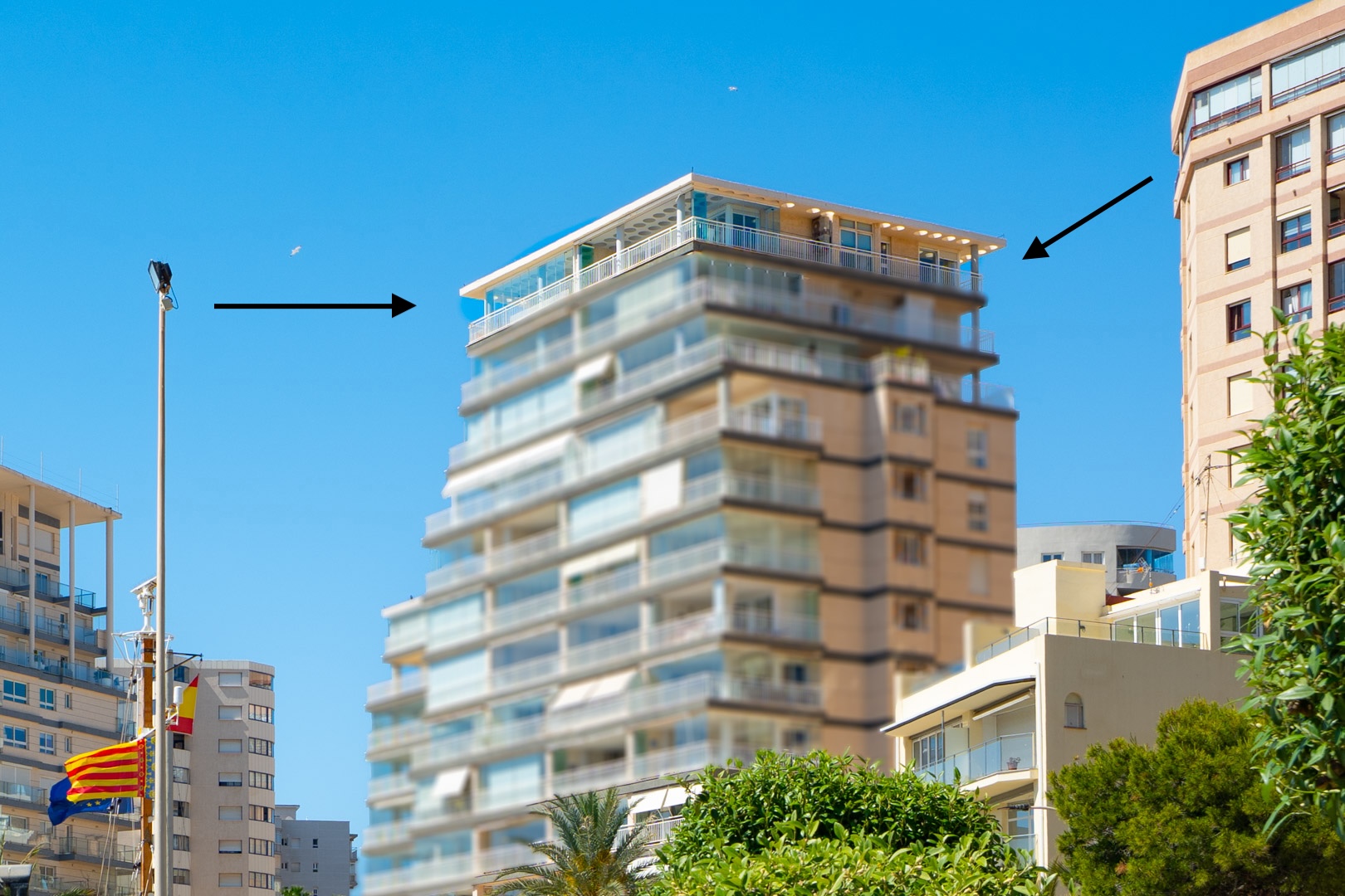 Vue extérieure de l'immeuble, mettant en évidence le onzième étage avec ses vastes terrasses vitrées, offrant le potentiel d'un double penthouse.