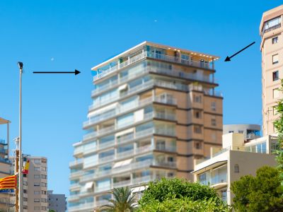Vue extérieure de l'immeuble, mettant en évidence le onzième étage avec ses vastes terrasses vitrées, offrant le potentiel d'un double penthouse.