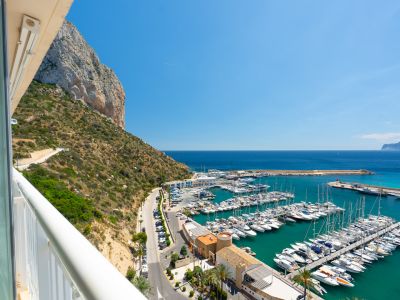 Vues panoramiques depuis la terrasse, embrassant le majestueux Peñón de Ifach, le port de plaisance animé de Calpe et les eaux turquoise de la Méditerranée.