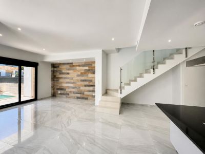 Piscine privée de 6x2,5m avec douche extérieure et terrasse attenante, exposée sud-ouest, offrant des vues dégagées sur la montagne.