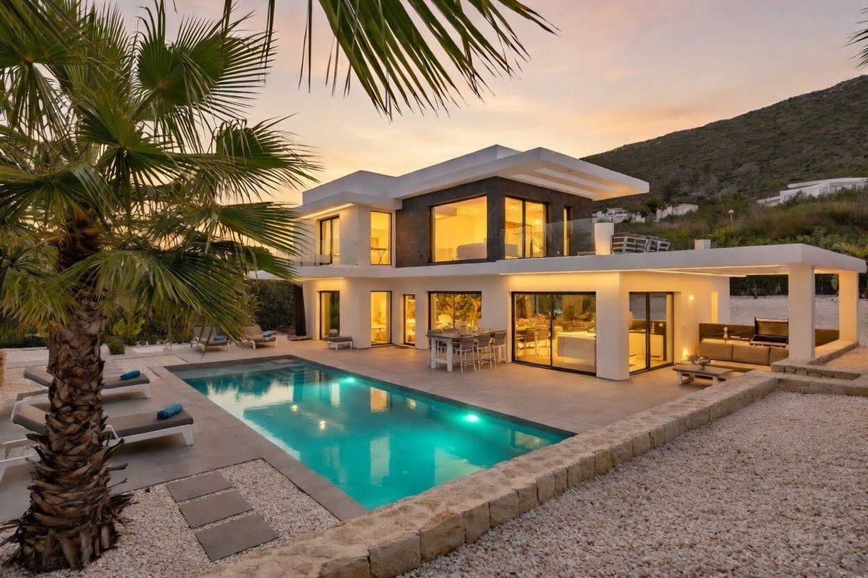 Piscine chauffée au design moderne avec couverture intégrée, entourée d'une terrasse en grès et d'un jardin méditerranéen facile d'entretien.