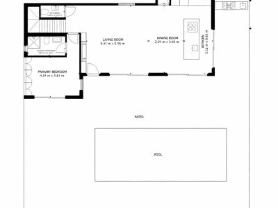 Plan d'étage principal détaillant le salon, la salle à manger et la cuisine ouverts, une chambre principale avec salle de bain attenante, une salle de bain supplémentaire, une buanderie, un patio extérieur et une piscine.