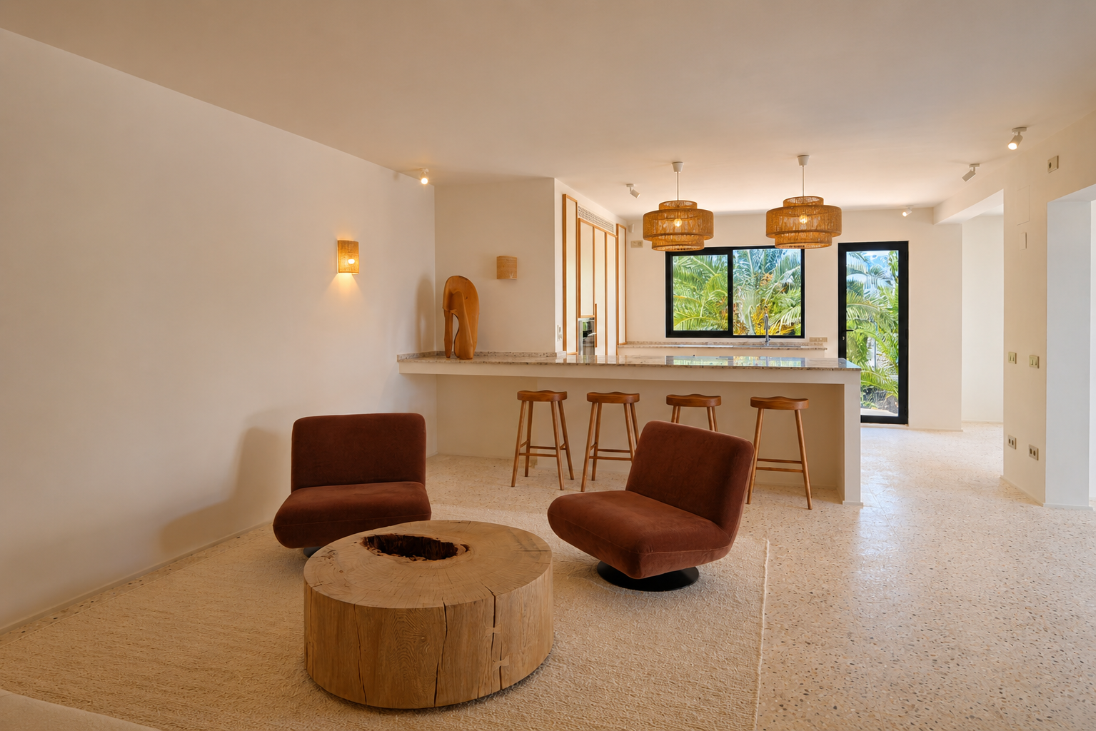 Salon ouvert avec deux fauteuils rouille, une table basse rustique en bois et sol en terrazzo clair. Un bar avec tabourets et suspensions tressées offre une vue sur la verdure extérieure.