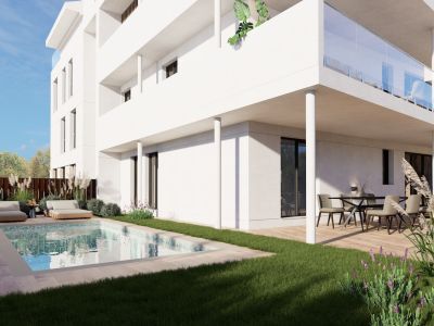 Appartement en rez-de-chaussée avec jardin privé et piscine rectangulaire. La terrasse couverte offre un espace repas et un salon extérieur, face à une façade blanche moderne.