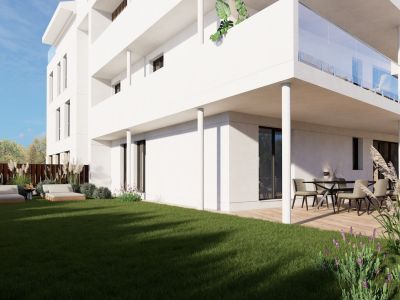 Appartement en rez-de-chaussée avec jardin privé, pelouse entretenue et deux chaises longues. La terrasse couverte propose un coin repas extérieur et un espace lounge sur plancher en bois.