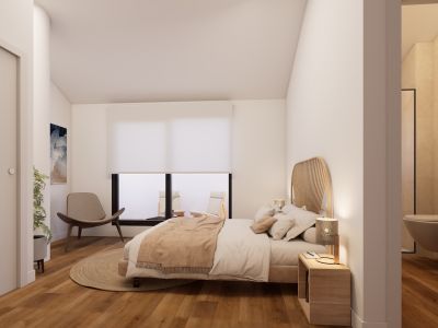 Chambre principale avec parquet chaleureux, tête de lit en rotin et accès direct à une terrasse privée. La salle de bain attenante avec meuble-lavabo suspendu est visible.