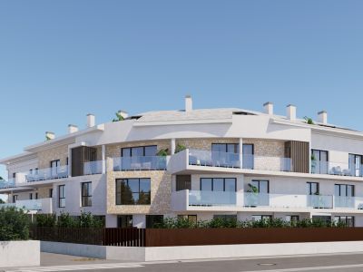 Immeuble d'appartements moderne avec façade en stuc blanc, accents de pierre naturelle et balcons à garde-corps en verre avec mobilier extérieur. Le design intègre une section courbée distinctive et de la verdure.