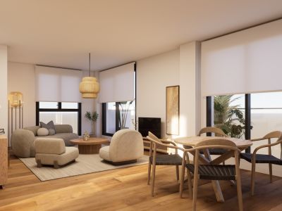 Lumineux salon-salle à manger ouvert avec parquet clair et grandes fenêtres. Il présente une table ronde en bois avec chaises tressées et un coin salon aux tons neutres, sous une suspension en fibres naturelles.