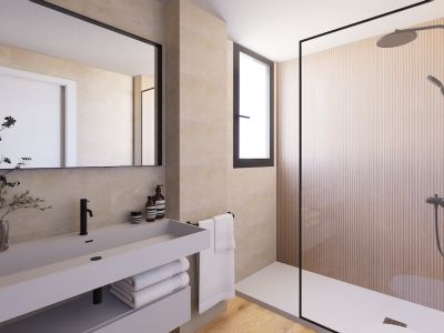 Salle de bain contemporaine avec lavabo rectangulaire, robinet noir et grand miroir. Douche à l'italienne avec panneau nervuré et pommeau de pluie, éclairée par une fenêtre verticale.