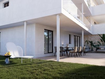 Vaste terrasse au rez-de-chaussée avec un plancher en bois clair, un ensemble repas et un coin salon extérieur, ouvrant sur une pelouse entretenue avec une chaise longue design.
