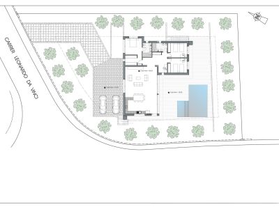 Plan de masse d'une villa moderne de 3 chambres avec garage double, piscine et terrasses en bois. Détaille l'aménagement paysager et l'accès depuis la rue Leonardo da Vinci.