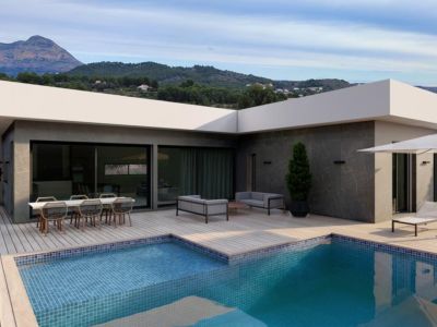Villa moderne avec revêtement sombre, piscine en mosaïque bleue et terrasse en bois, aménagée avec mobilier extérieur et vue sur la montagne.