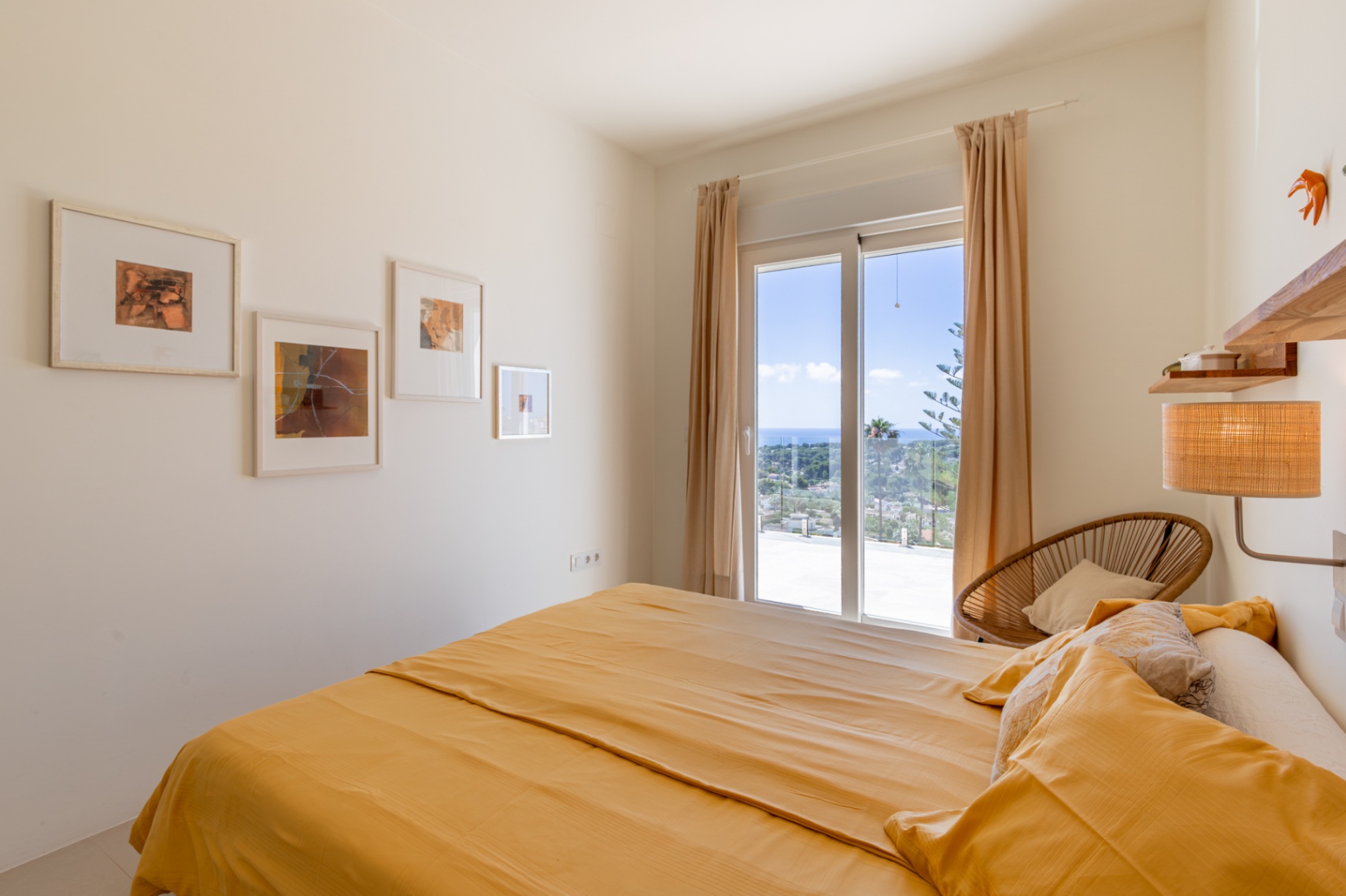 Chambre lumineuse avec lit double et accès direct à une terrasse. Elle offre une vue panoramique sur la mer Méditerranée via une grande porte coulissante. Chambre lumineuse avec lit double et accès direct à une terrasse. Elle offre une vue panoramique sur la mer Méditerranée via une grande porte coulissante.