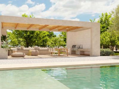 L'extérieur sud de la villa révèle une piscine rectangulaire privée et une vaste terrasse carrelée, entourées d'un paysage méditerranéen baigné de lumière naturelle.