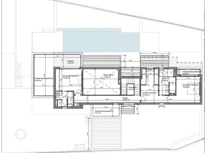 Plan d'étage détaillé de l'étage supérieur, comprenant deux chambres en suite, un salon double hauteur et des terrasses ouvertes.