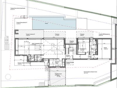 Plan détaillé du rez-de-chaussée, présentant un salon-salle à manger-cuisine ouvert, une chambre, une salle de bain, un bureau, un garage et des terrasses avec piscine. Toutes les zones sont dimensionnées.