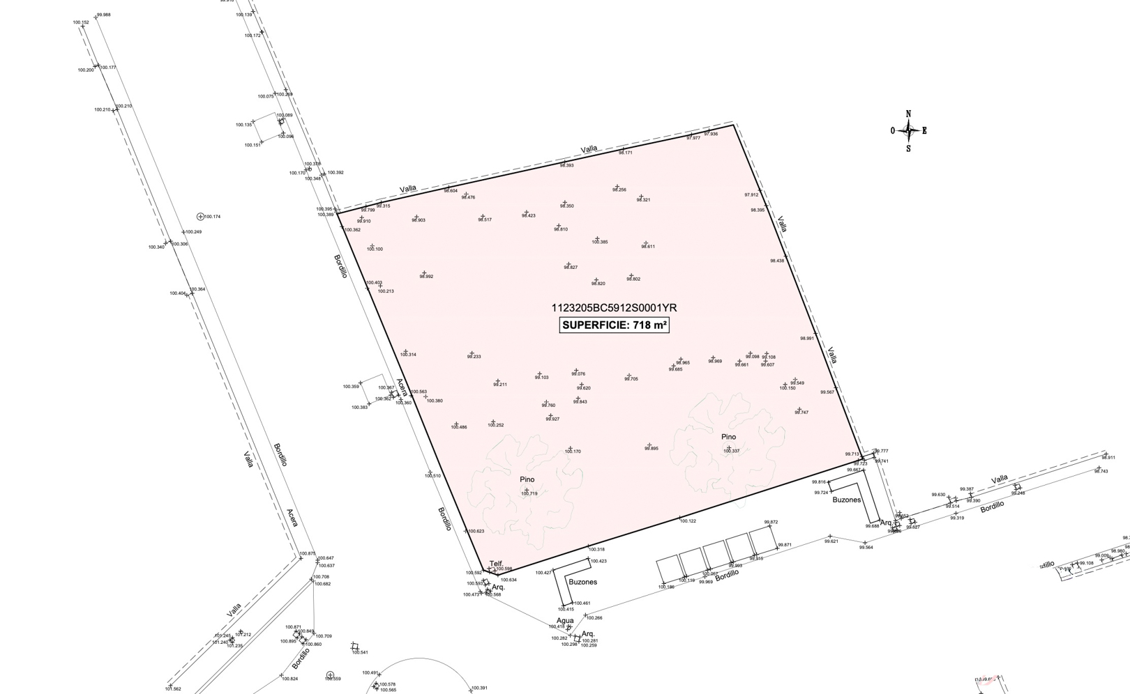 Plan topographique détaillé présentant une parcelle de 718 m² avec ses limites, points d'altitude et l'infrastructure adjacente (trottoir, bordure, services). Plan topographique détaillé présentant une parcelle de 718 m² avec ses limites, points d'altitude et l'infrastructure adjacente (trottoir, bordure, services).