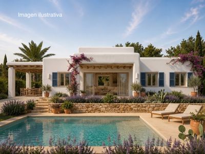 La façade blanche de la villa, ornée de bougainvilliers et volets bleus, surplombe une piscine rectangulaire. Un mur de pierre et jardin méditerranéen de lavande encadrent l'espace extérieur.