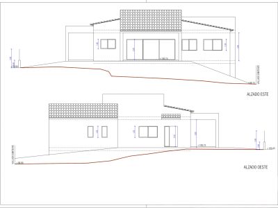 Les élévations architecturales détaillent la villa de plain-pied proposée, présentant les façades est et ouest avec toits en tuiles, fenêtres variées et intégration au terrain en pente.
