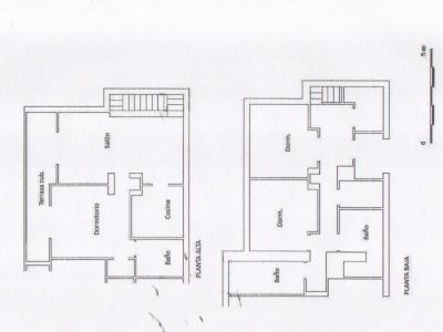 Plans détaillés illustrant les deux niveaux de la villa. L'étage supérieur comprend salon, cuisine, chambre et terrasse couverte; l'inférieur a deux chambres et deux salles de bain. Une échelle est présente.