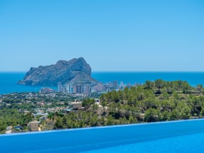 Bord de piscine à débordement offrant une vue panoramique sur la mer Méditerranée, Calpe et l'emblématique Peñon de Ifach.