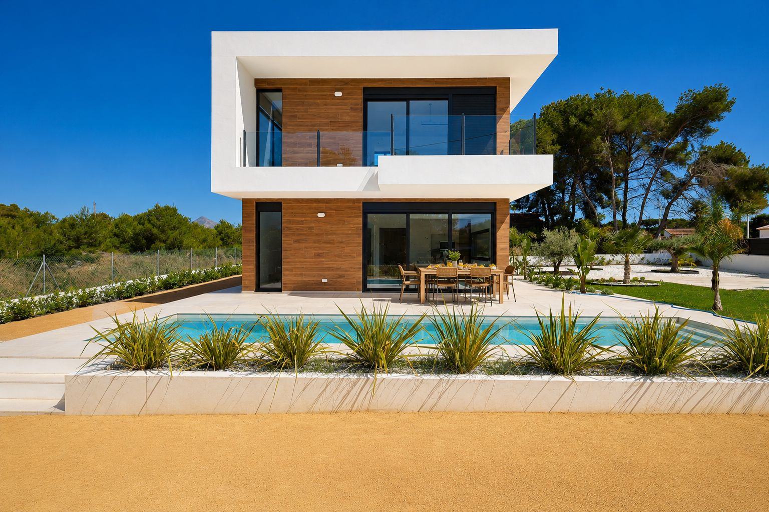 Extérieur de villa moderne avec piscine privée et salle à manger extérieure, façade à deux étages avec revêtement bois et grandes portes vitrées. Extérieur de villa moderne avec piscine privée et salle à manger extérieure, façade à deux étages avec revêtement bois et grandes portes vitrées.