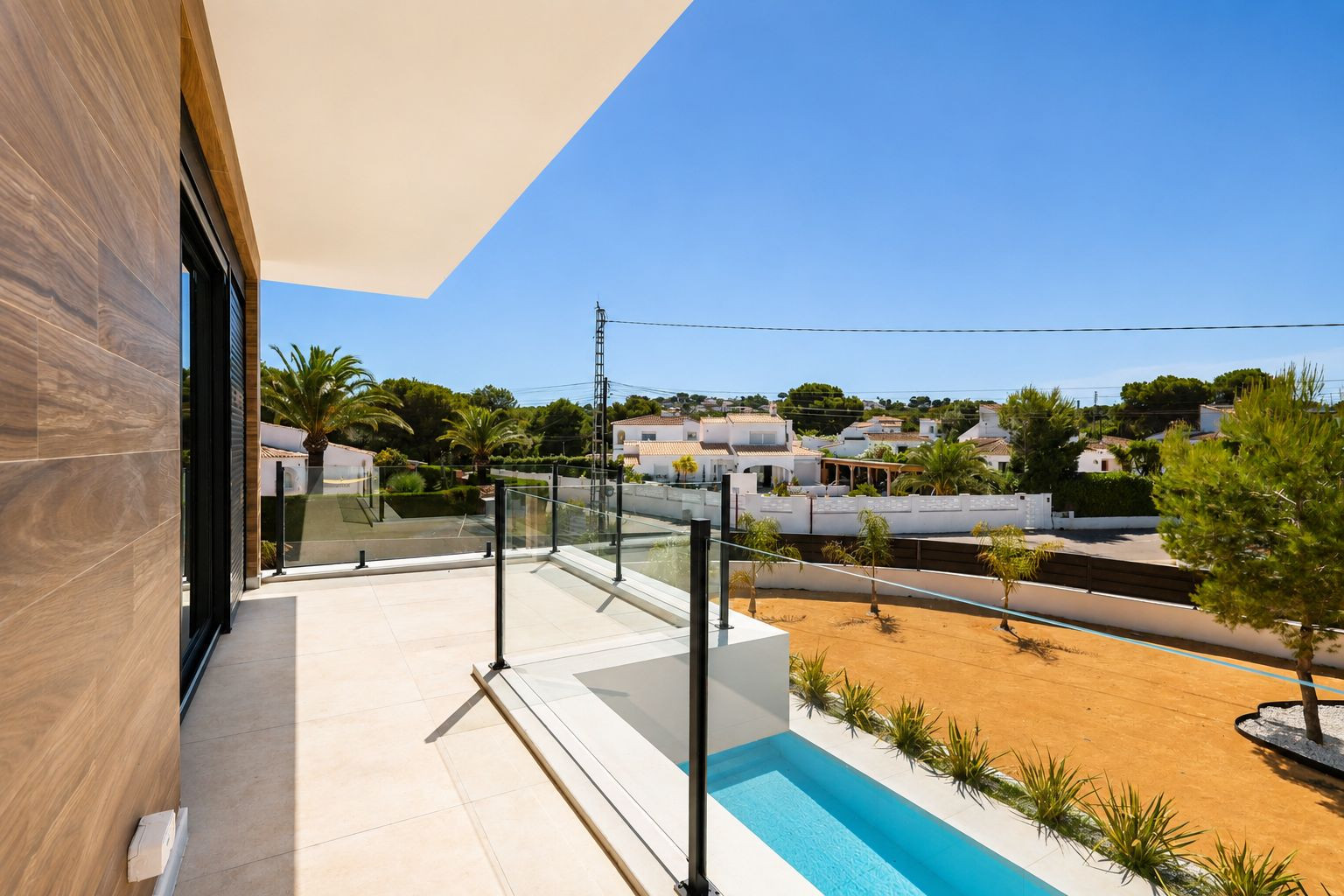 Terrasse supérieure avec carrelage clair, balustrade en verre et vue sur l'urbanisation. Elle intègre une section de piscine linéaire et un mur extérieur en revêtement bois. Terrasse supérieure avec carrelage clair, balustrade en verre et vue sur l'urbanisation. Elle intègre une section de piscine linéaire et un mur extérieur en revêtement bois.