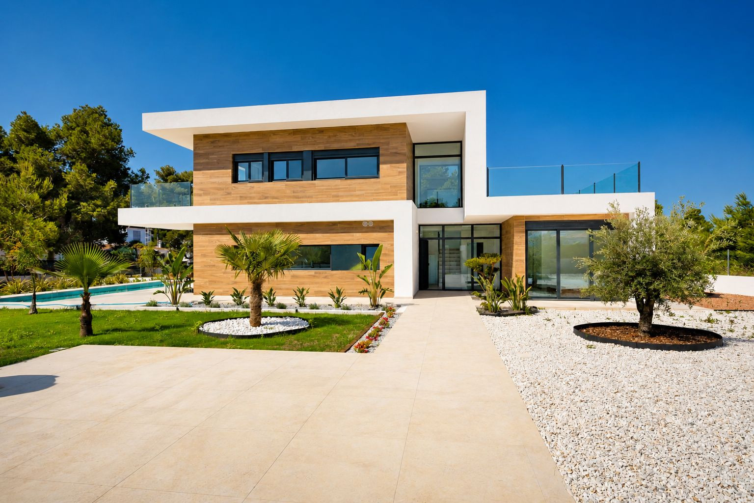 Vue extérieure de la villa moderne avec façade à deux étages, revêtement aspect bois et grandes baies vitrées. Allées carrelées, jardin paysager avec palmiers, olivier et piscine visible. Vue extérieure de la villa moderne avec façade à deux étages, revêtement aspect bois et grandes baies vitrées. Allées carrelées, jardin paysager avec palmiers, olivier et piscine visible.