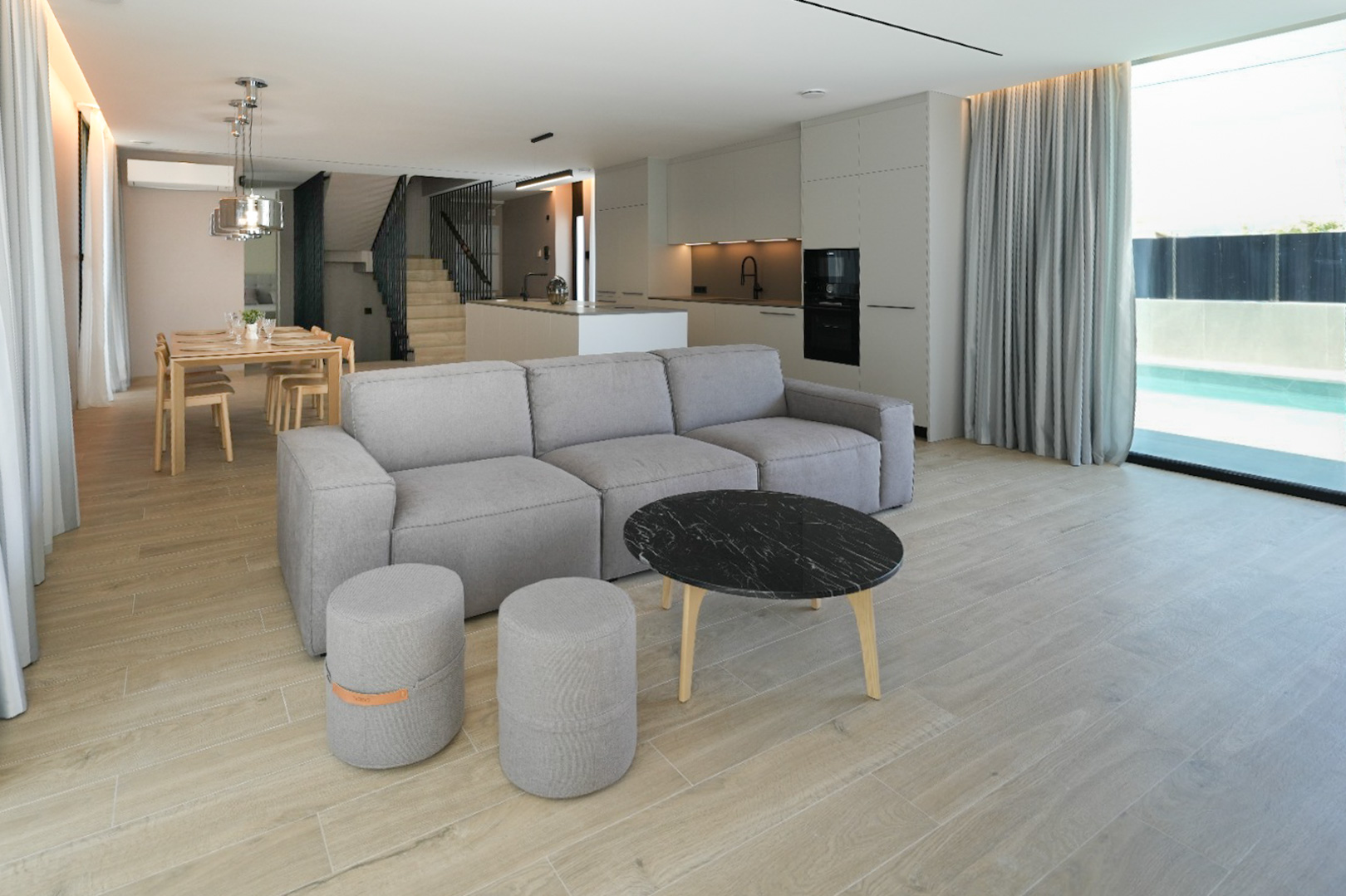 Espace de vie ouvert avec canapé modulaire, table basse en marbre et cuisine intégrée, offrant une vue sur la piscine extérieure via de grandes baies vitrées. Espace de vie ouvert avec canapé modulaire, table basse en marbre et cuisine intégrée, offrant une vue sur la piscine extérieure via de grandes baies vitrées.