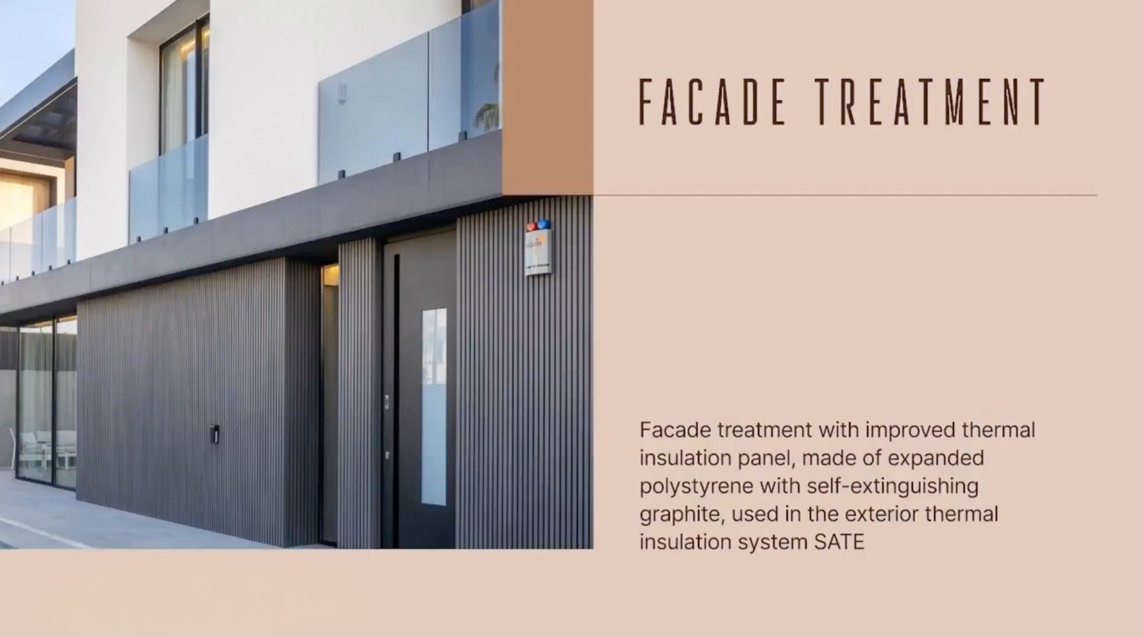 Façade moderne avec murs supérieurs blancs, balustrades en verre et revêtement vertical gris foncé au rez-de-chaussée avec entrée principale. Façade moderne avec murs supérieurs blancs, balustrades en verre et revêtement vertical gris foncé au rez-de-chaussée avec entrée principale.