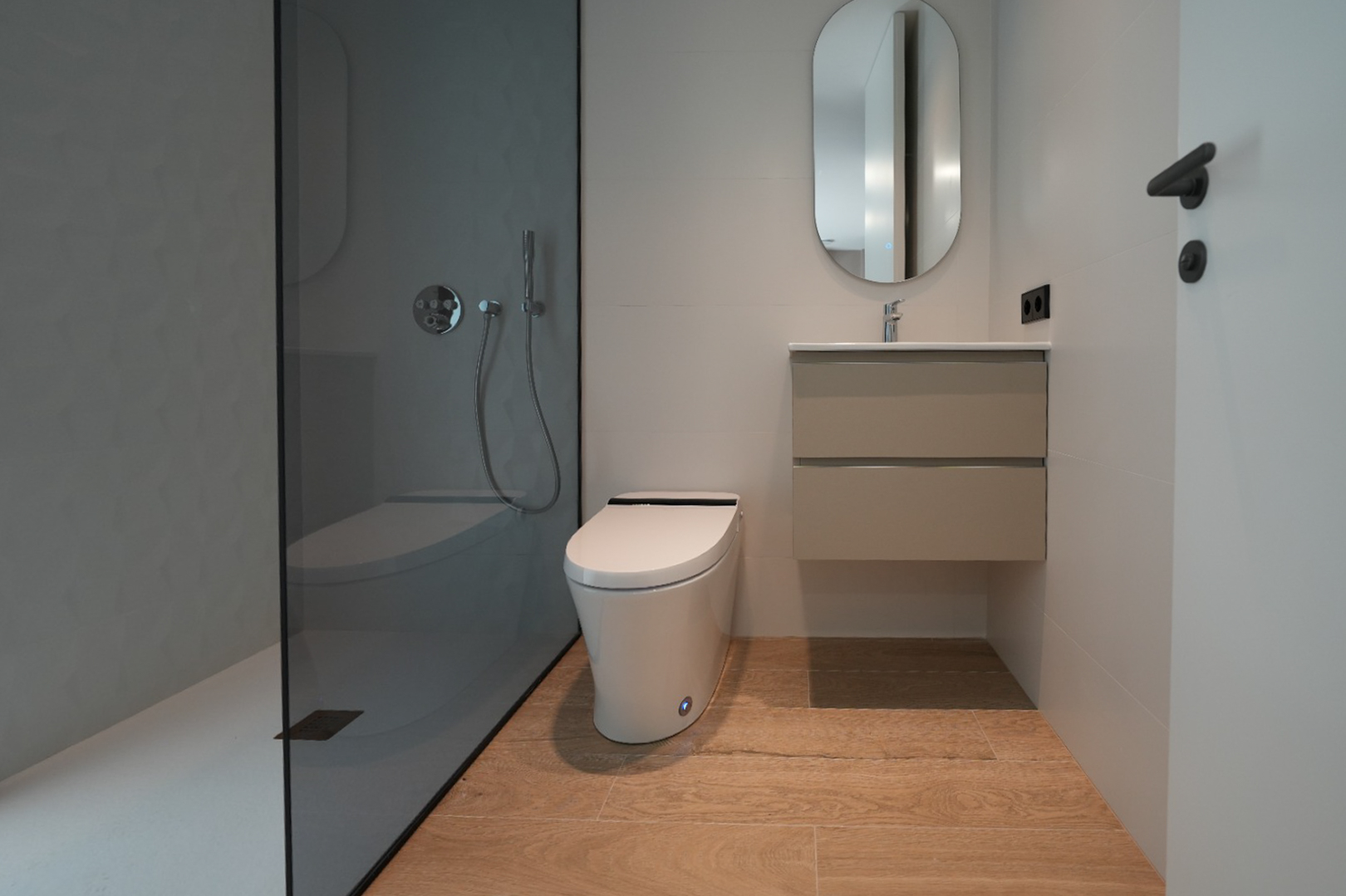 Salle de bain contemporaine avec douche à l'italienne en verre fumé et mur texturé gris, WC suspendu design, meuble vasque flottant et carrelage imitation bois clair. Salle de bain contemporaine avec douche à l'italienne en verre fumé et mur texturé gris, WC suspendu design, meuble vasque flottant et carrelage imitation bois clair.