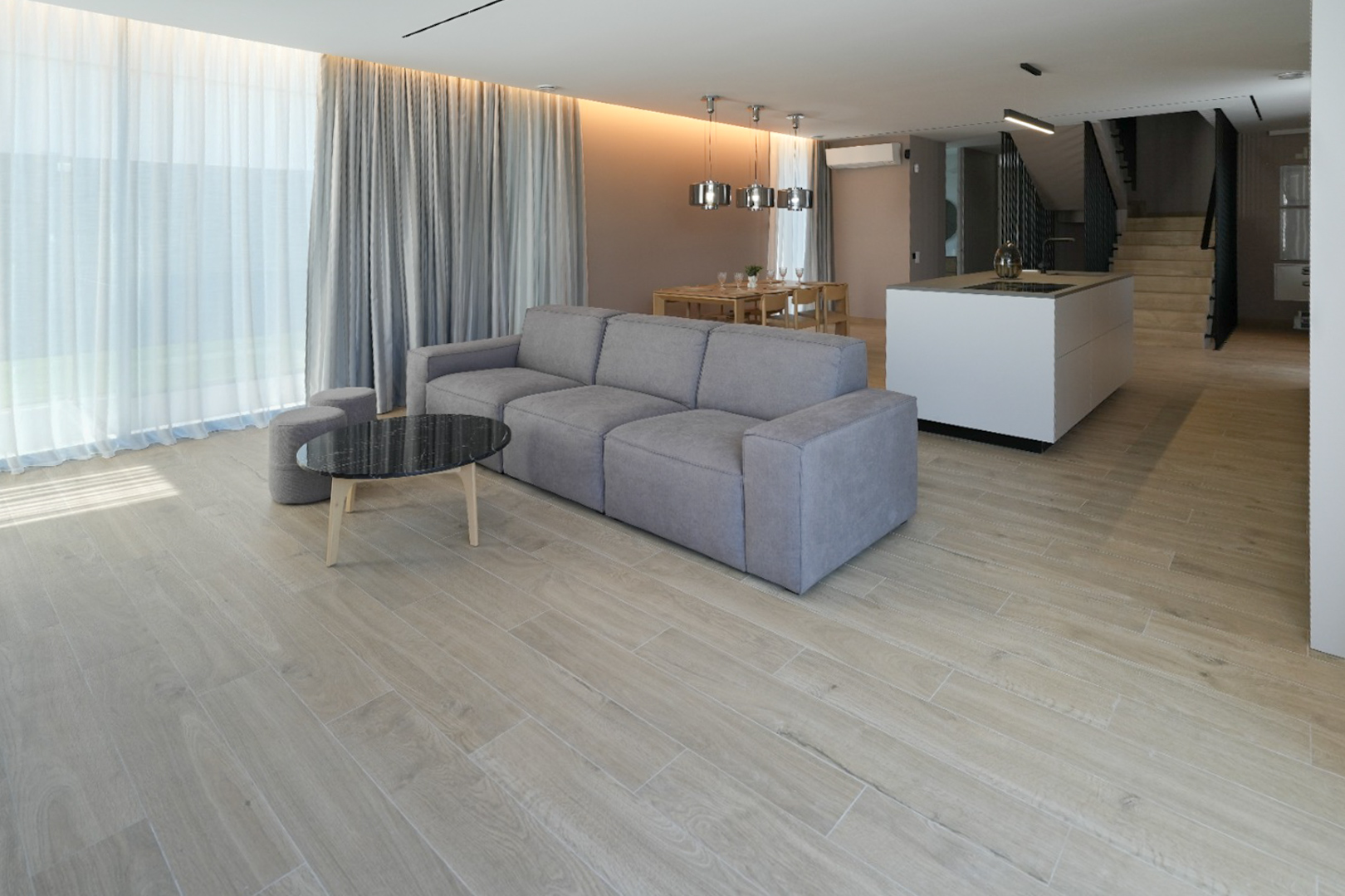 Salon ouvert avec canapé modulaire gris, table basse en marbre noir et sol carrelé aspect bois. Grandes fenêtres avec voilages et rideaux gris. Salon ouvert avec canapé modulaire gris, table basse en marbre noir et sol carrelé aspect bois. Grandes fenêtres avec voilages et rideaux gris.