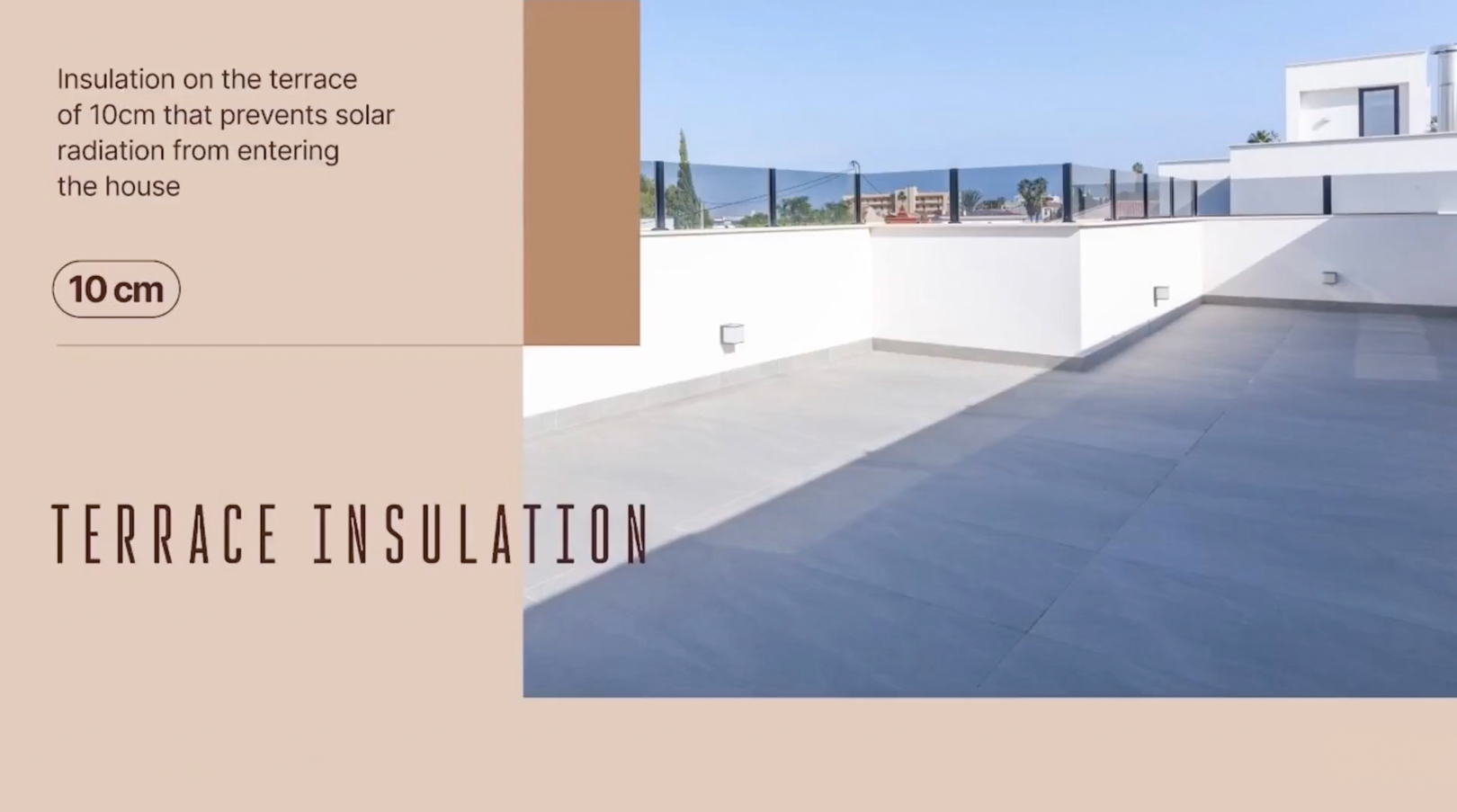 Vaste terrasse sur le toit avec carrelage grand format gris clair, murs périphériques blancs et balustrade en verre moderne sous un ciel bleu. Vaste terrasse sur le toit avec carrelage grand format gris clair, murs périphériques blancs et balustrade en verre moderne sous un ciel bleu.