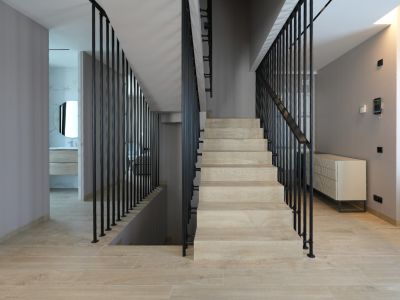 Intérieur moderne avec escalier en bois clair et balustrade verticale noire épurée. Un panneau de contrôle domotique est visible, menant à une salle de bain avec miroir rond.