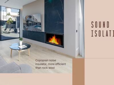 Salon contemporain avec canapé sectionnel gris, table basse en marbre noir et un mur d'accent en marbre foncé avec cheminée et TV intégrées, s'ouvrant sur une terrasse extérieure.