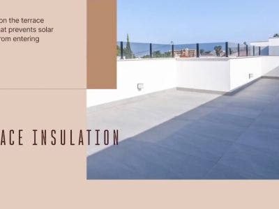 Vaste terrasse sur le toit avec carrelage grand format gris clair, murs périphériques blancs et balustrade en verre moderne sous un ciel bleu.