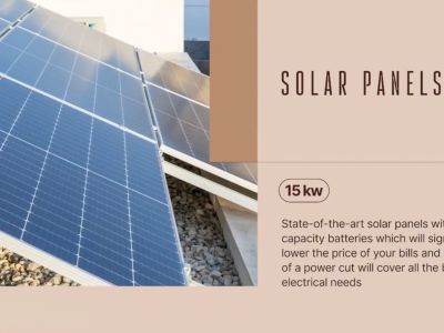 Vue extérieure du système de panneaux solaires de 15 kW de la villa, installés sur gravier pour une haute efficacité énergétique.