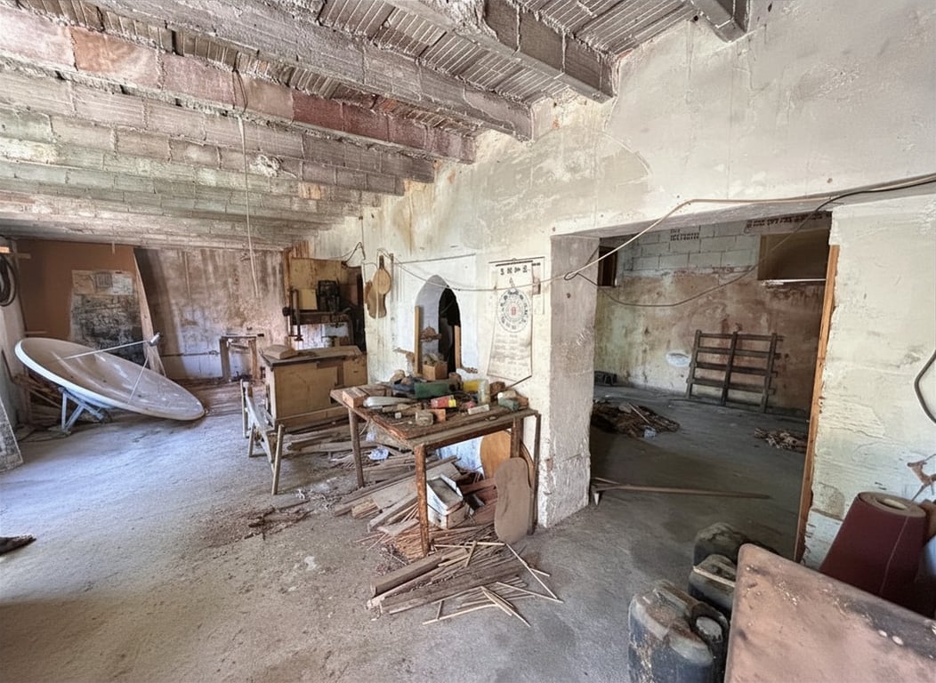 Cet espace intérieur brut révèle des poutres en briques et béton apparentes, des murs non enduits et un sol en béton jonché de débris. Il souligne le besoin d'une rénovation structurelle complète. Cet espace intérieur brut révèle des poutres en briques et béton apparentes, des murs non enduits et un sol en béton jonché de débris. Il souligne le besoin d'une rénovation structurelle complète.