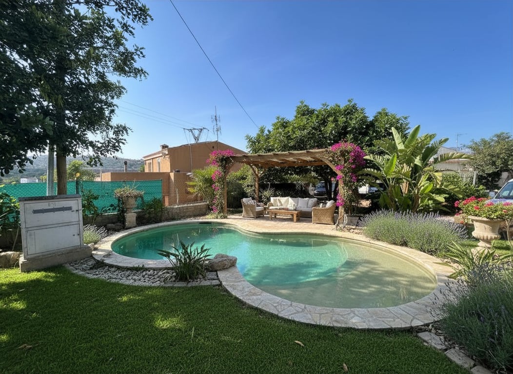 Piscine de forme irrégulière avec margelle en pierre, jouxtant une pergola ornée de bougainvilliers roses, offrant un coin salon ombragé dans un jardin méditerranéen. Piscine de forme irrégulière avec margelle en pierre, jouxtant une pergola ornée de bougainvilliers roses, offrant un coin salon ombragé dans un jardin méditerranéen.