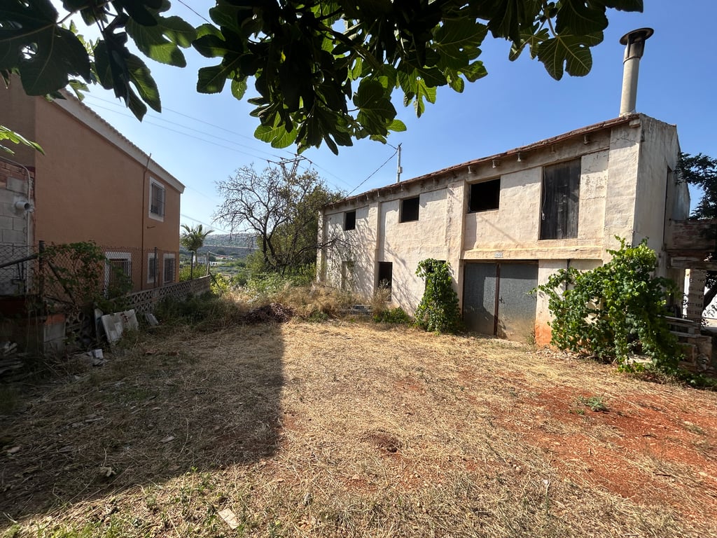 Vue extérieure de la propriété de deux étages, avec sa façade patinée, son garage au rez-de-chaussée et son grand jardin privé. Nécessite rénovation. Vue extérieure de la propriété de deux étages, avec sa façade patinée, son garage au rez-de-chaussée et son grand jardin privé. Nécessite rénovation.