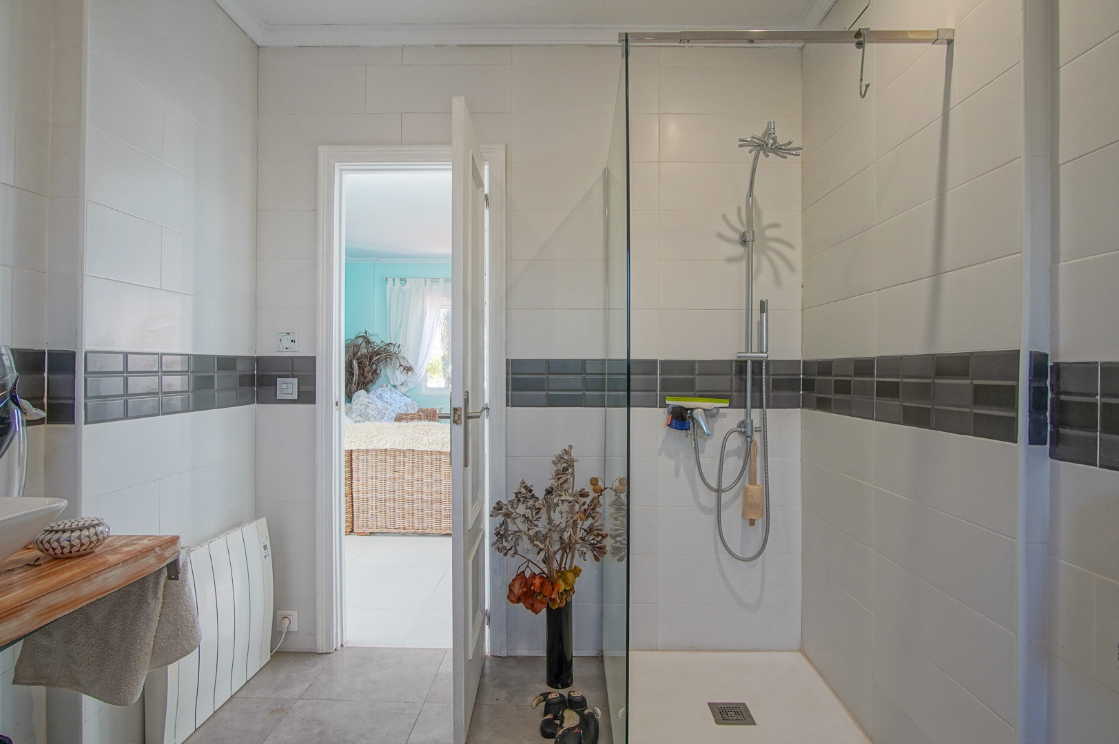 Salle de bain avec douche
