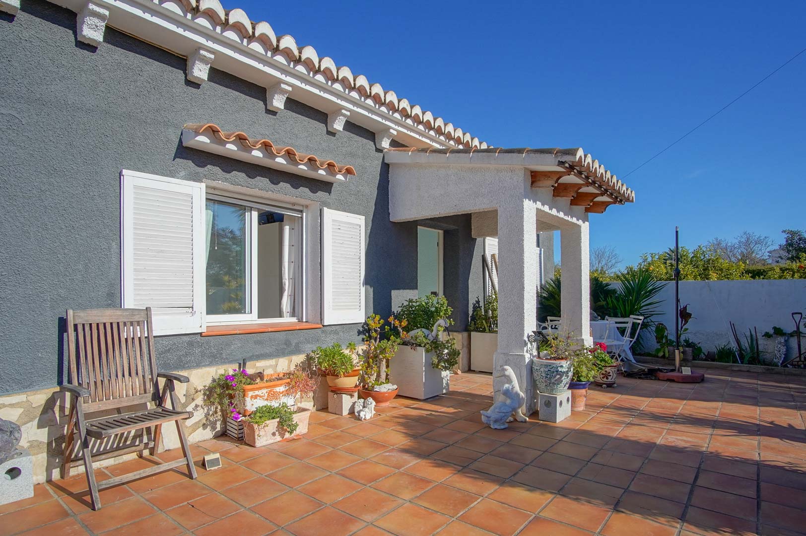 Terrasse extérieure et porche