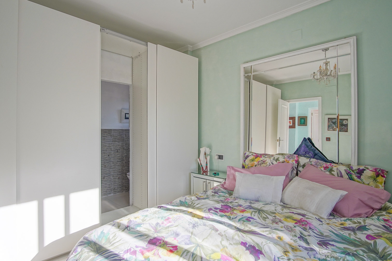Chambre avec salle de bains en suite
