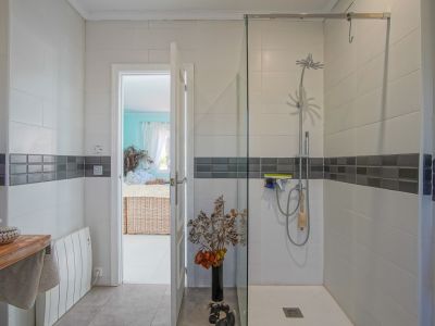 Salle de bain avec douche